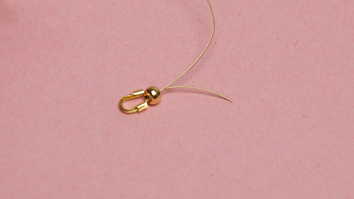 Collier de fêtes en perles Polaris pailletées et rondelles strass : Etape 2 Collier de fêtes en perles Polaris pailletées et rondelles strass : Etape 2