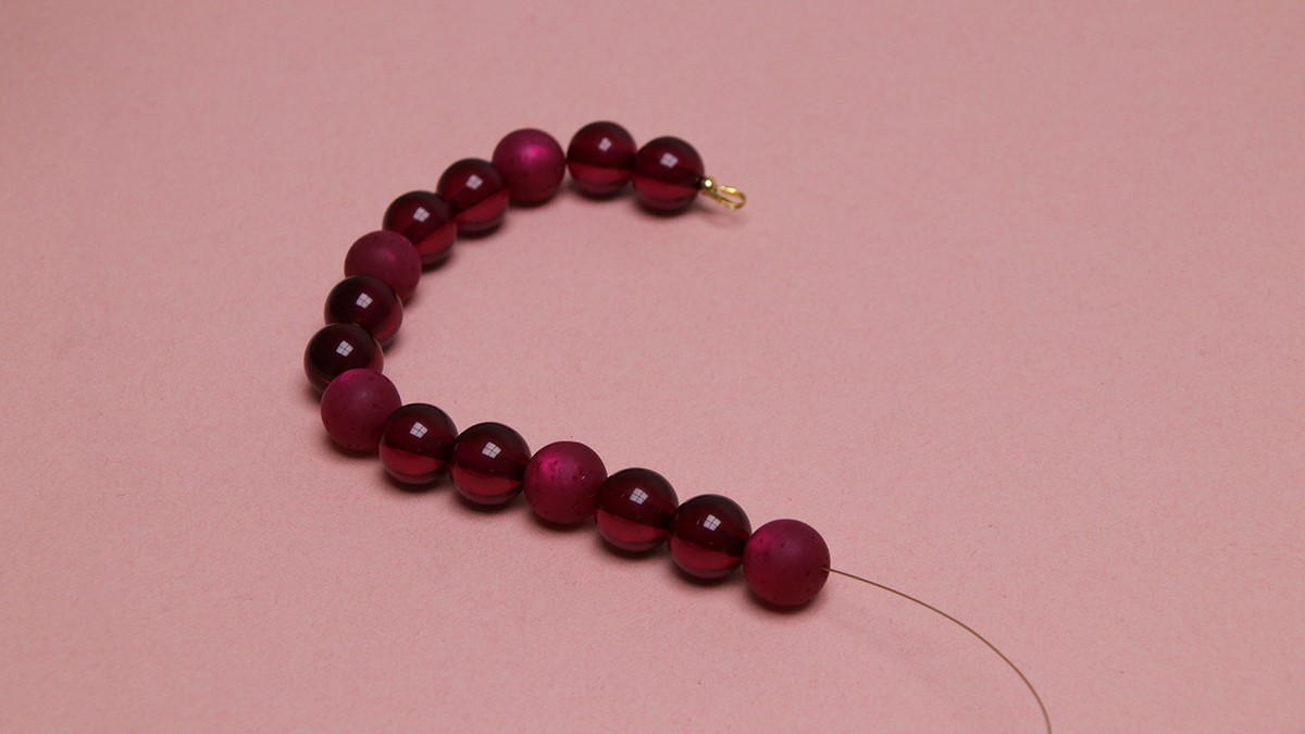 Collier de fêtes en perles Polaris pailletées et rondelles strass : Etape 3 Collier de fêtes en perles Polaris pailletées et rondelles strass : Etape 3