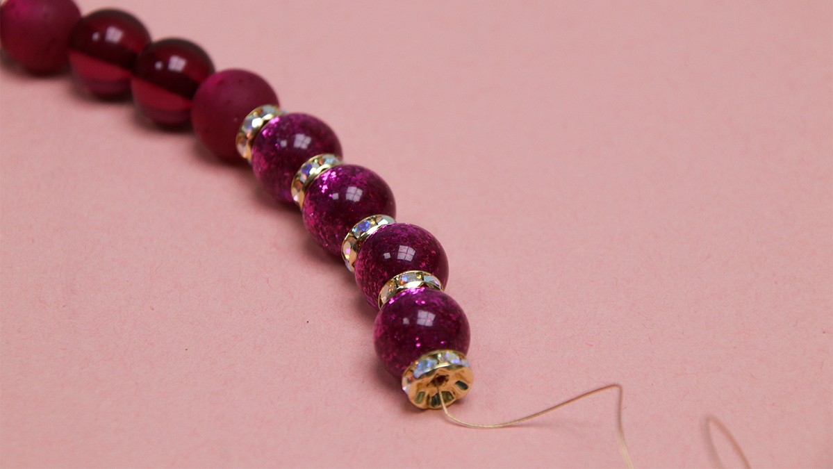 Collier de fêtes en perles Polaris pailletées et rondelles strass : Etape 4 Collier de fêtes en perles Polaris pailletées et rondelles strass : Etape 4