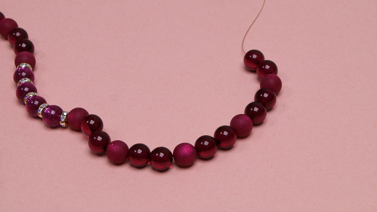 Collier de fêtes en perles Polaris pailletées et rondelles strass : Etape 5 Collier de fêtes en perles Polaris pailletées et rondelles strass : Etape 5