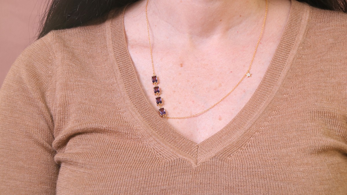 Collier avec intercalaires en verre facettés