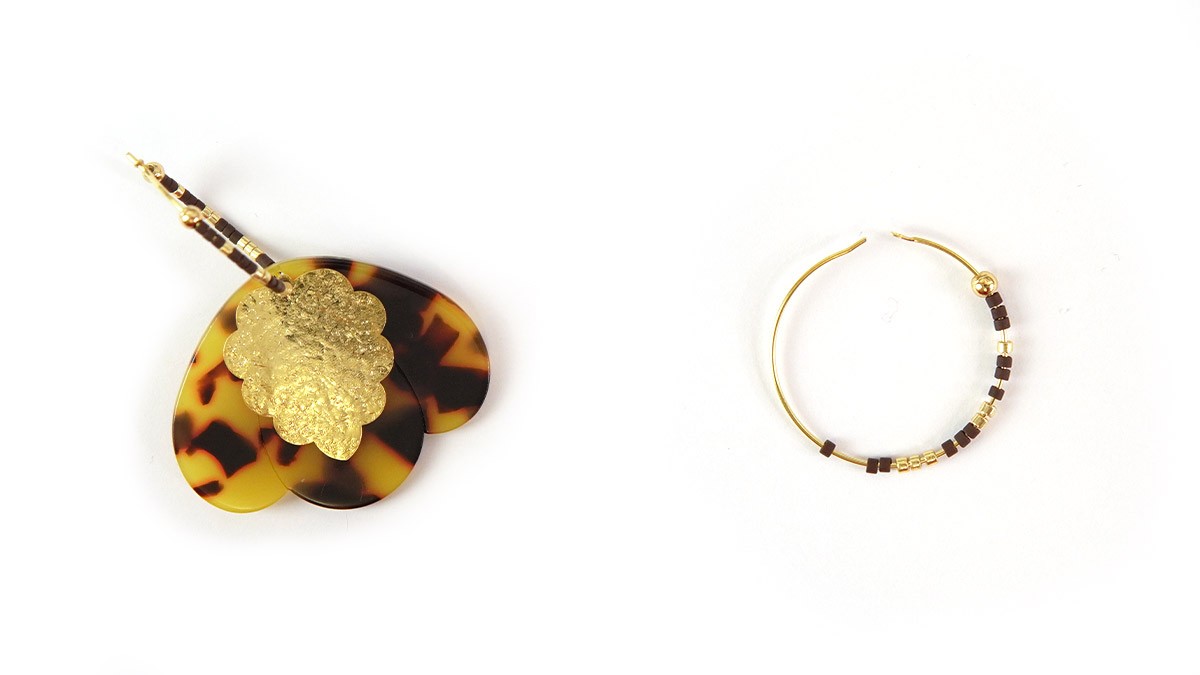 Boucles d'oreilles 3 pétales en acétate et feuilles dorées : Etape 2