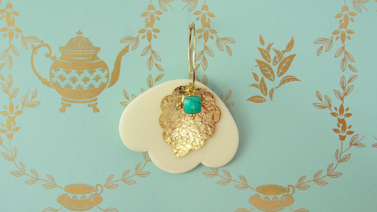 Boucles d'oreilles 3 pétales en acétate et feuilles dorées : Etape 7