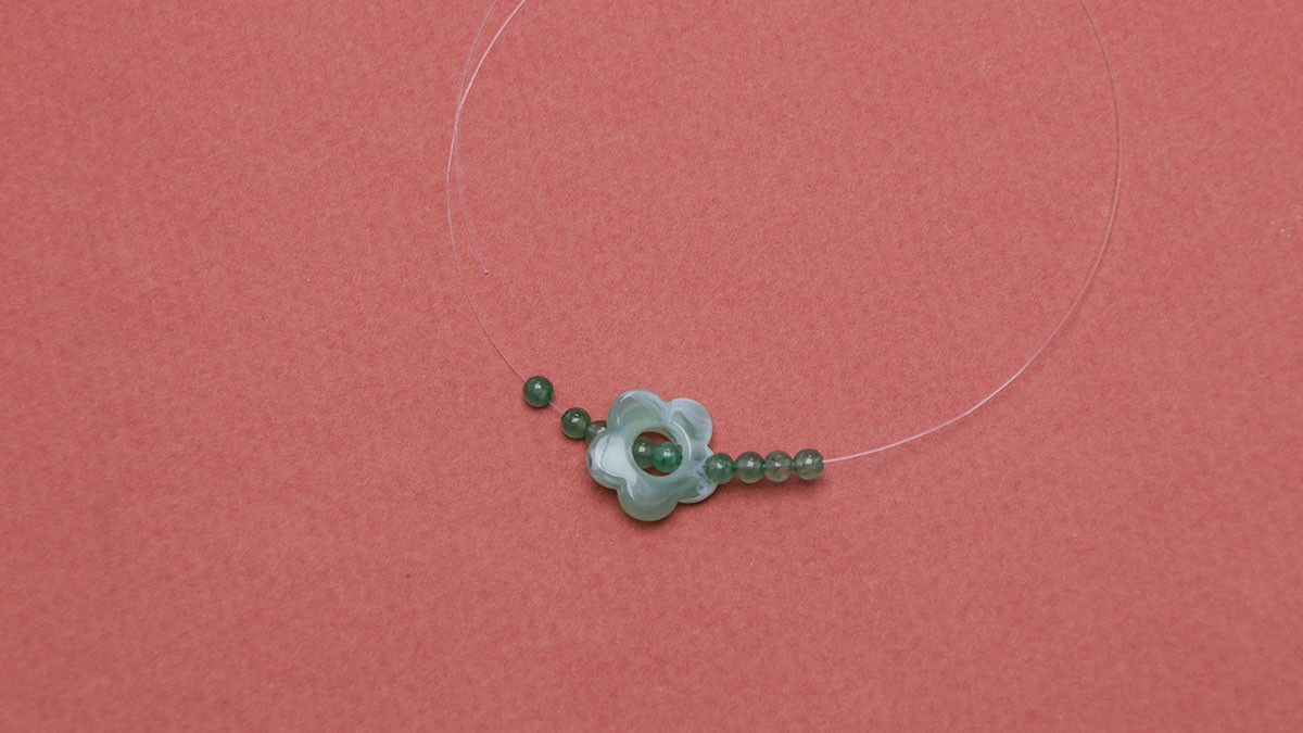 Boucles d'oreilles avec mini fleurs et pierre Aventurine : Etape 2