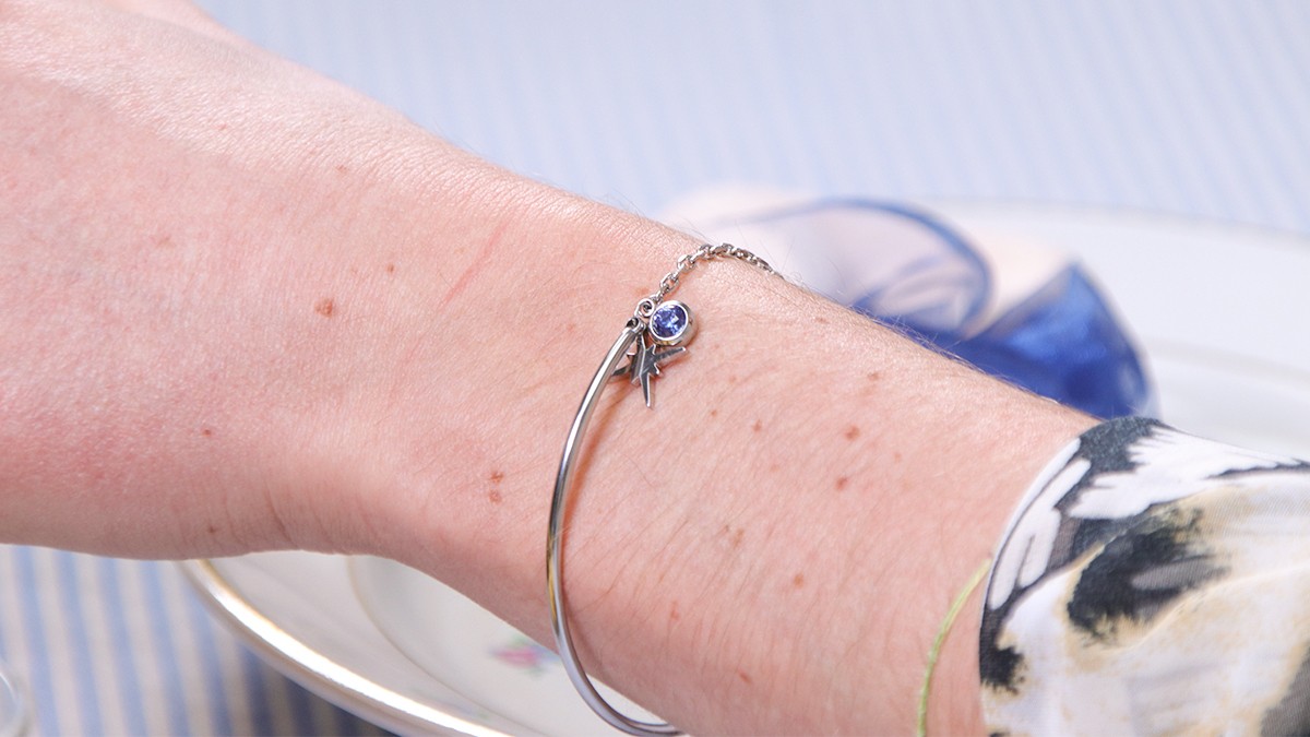 Schéma Bracelet demi-jonc à breloques personnalisable en acier inoxydable