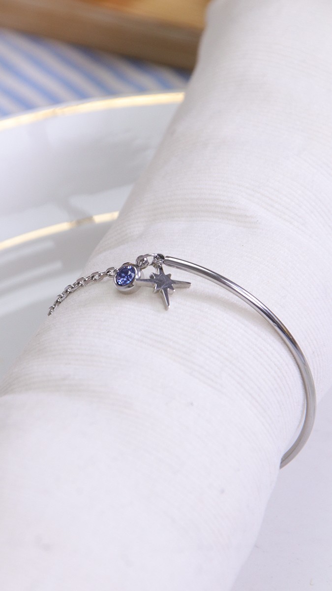 Schéma Bracelet demi-jonc à breloques personnalisable en acier inoxydable