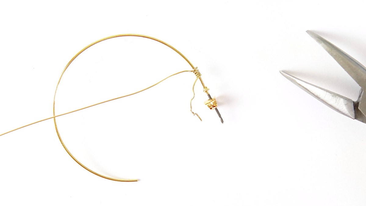 Créoles acier inox doré en Grenat : Etape 1