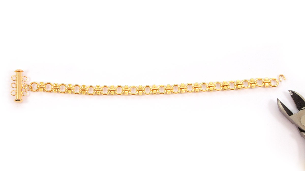 Bracelets chaînes dorées et breloque trèfle : Etape 1