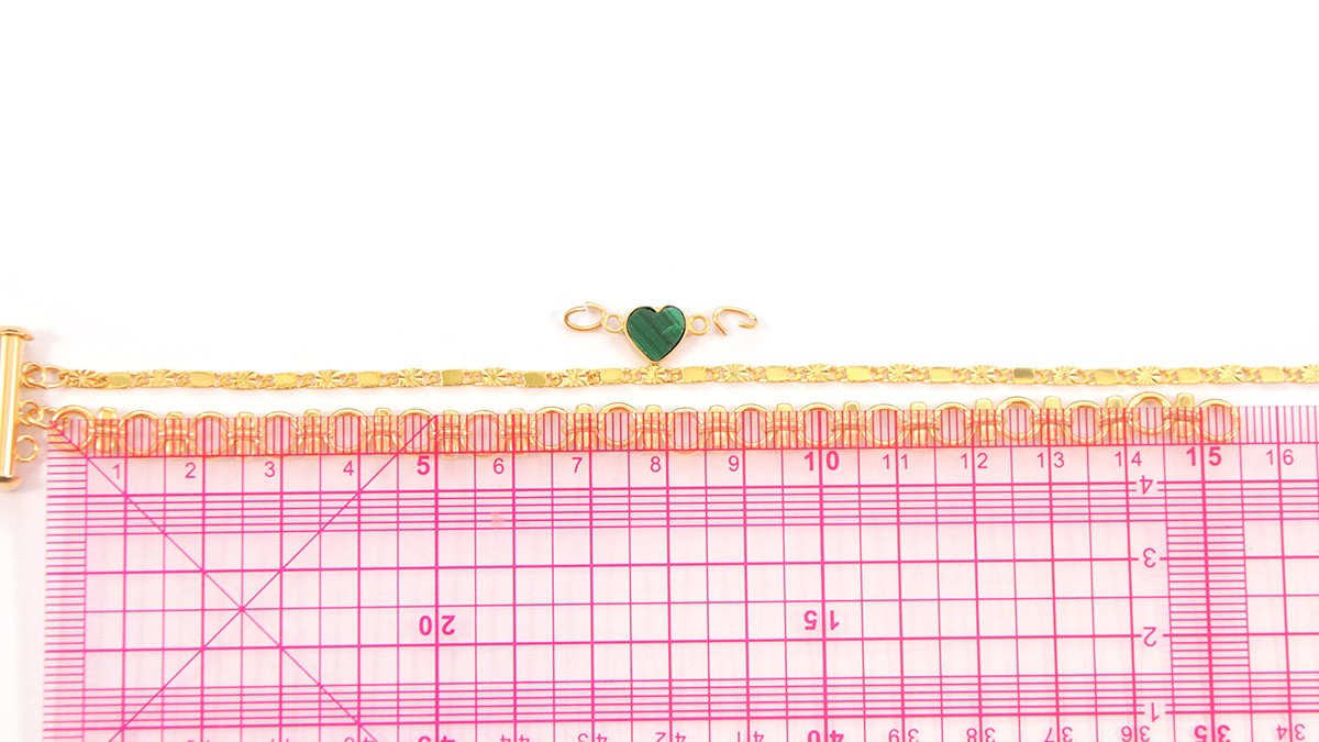 Bracelets chaînes dorées et breloque trèfle : Etape 2