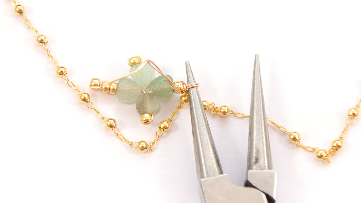 Bracelets chaînes dorées et breloque trèfle : Etape 11