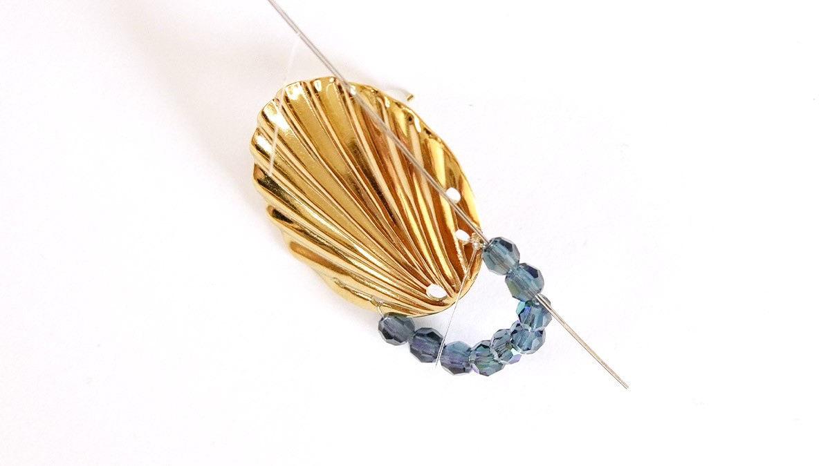 Boucles d'oreilles dorées éventail et perles Preciosa : Etape 2