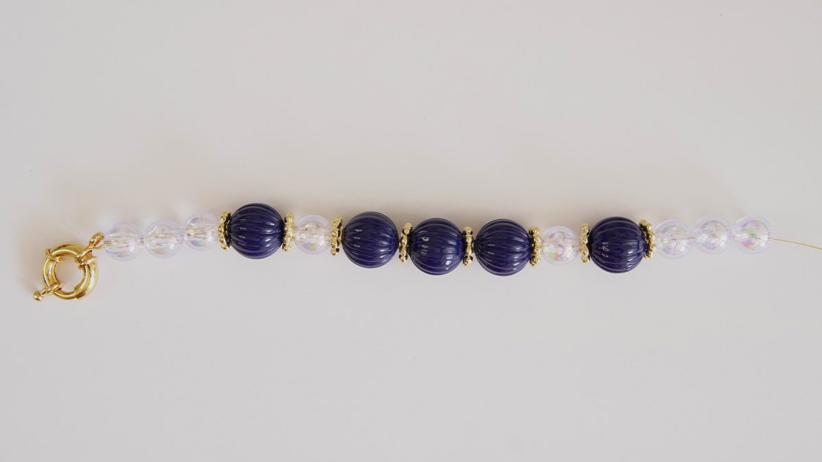 Bracelet à grosses perles rondes transparentes et striées : Etape 2