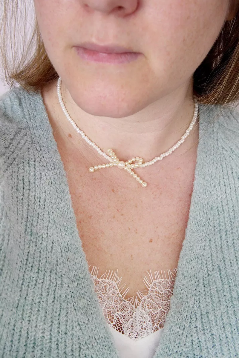 Schéma Collier ras de cou avec noeud en perles nacrées