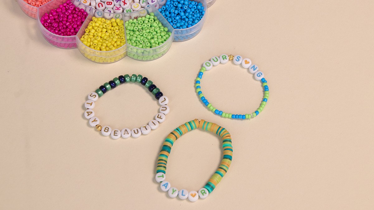 Schéma Bracelets d'amitié avec perles lettres et perles Heishi