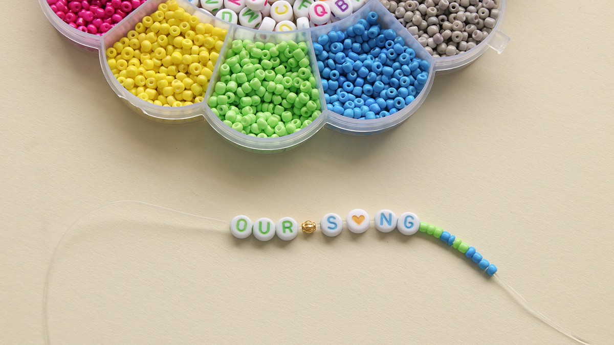 Bracelets d'amitié avec perles lettres et perles Heishi : Etape 2