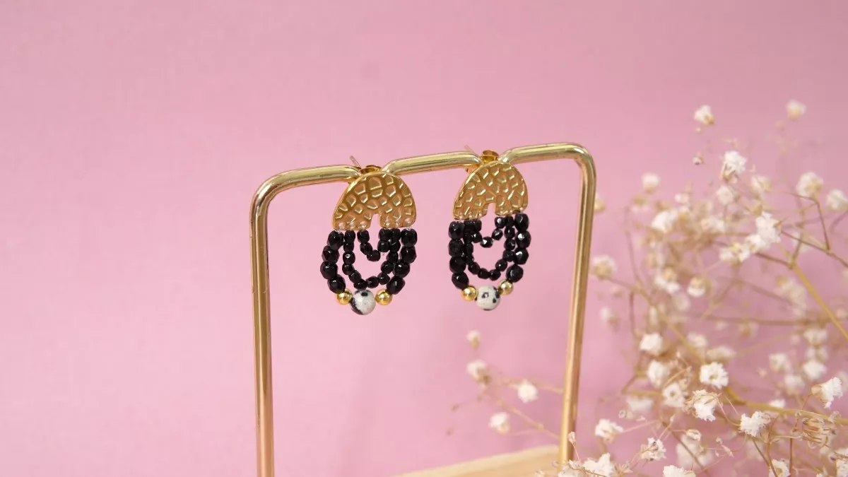 Boucles d'oreilles dorées en forme de pont avec perles noires