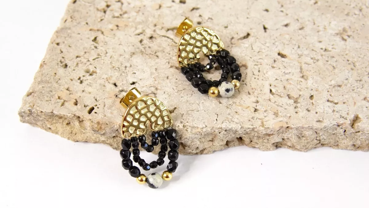 Schéma Boucles d'oreilles dorées en forme de pont avec perles noires