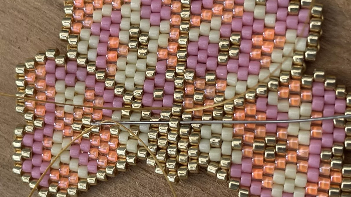 Boucles d'oreilles fleurs en tissage Brick Stitch : Etape 3