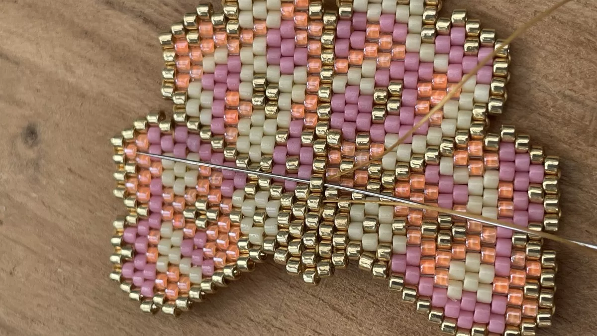 Boucles d'oreilles fleurs en tissage Brick Stitch : Etape 6