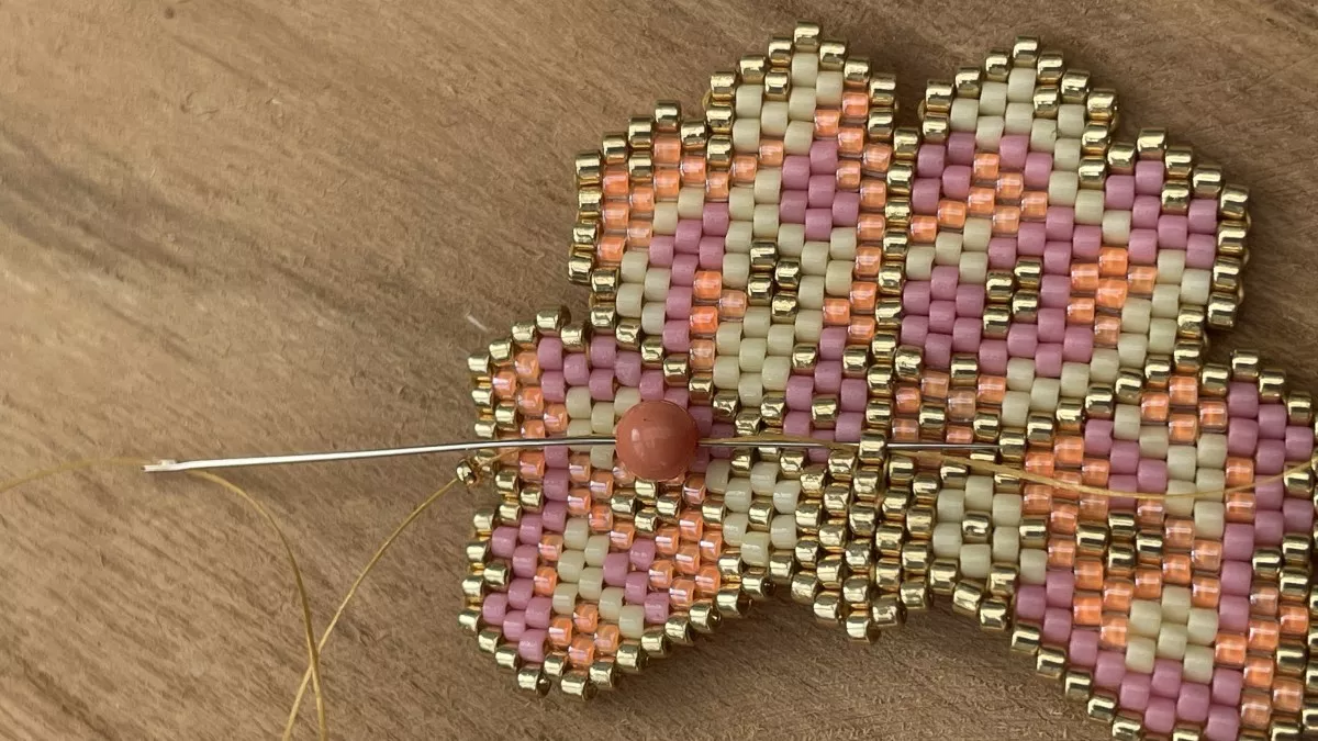 Boucles d'oreilles fleurs en tissage Brick Stitch : Etape 8