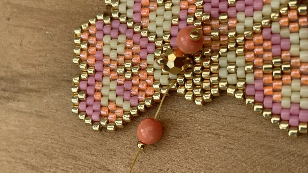 Boucles d'oreilles fleurs en tissage Brick Stitch : Etape 13