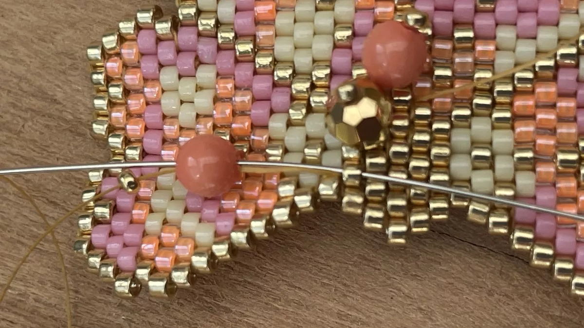 Boucles d'oreilles fleurs en tissage Brick Stitch : Etape 14