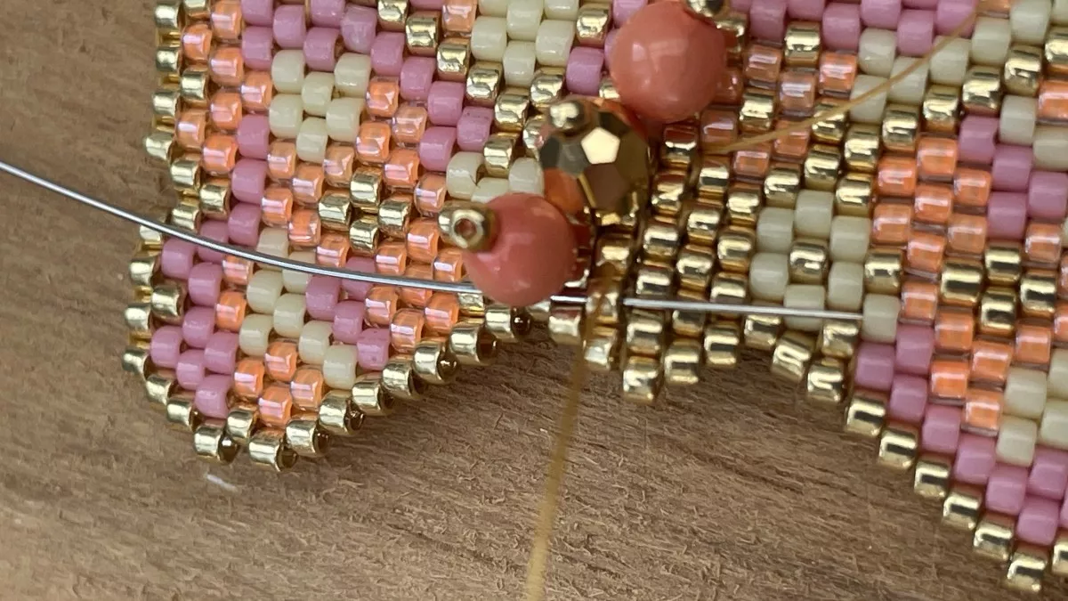 Boucles d'oreilles fleurs en tissage Brick Stitch : Etape 15