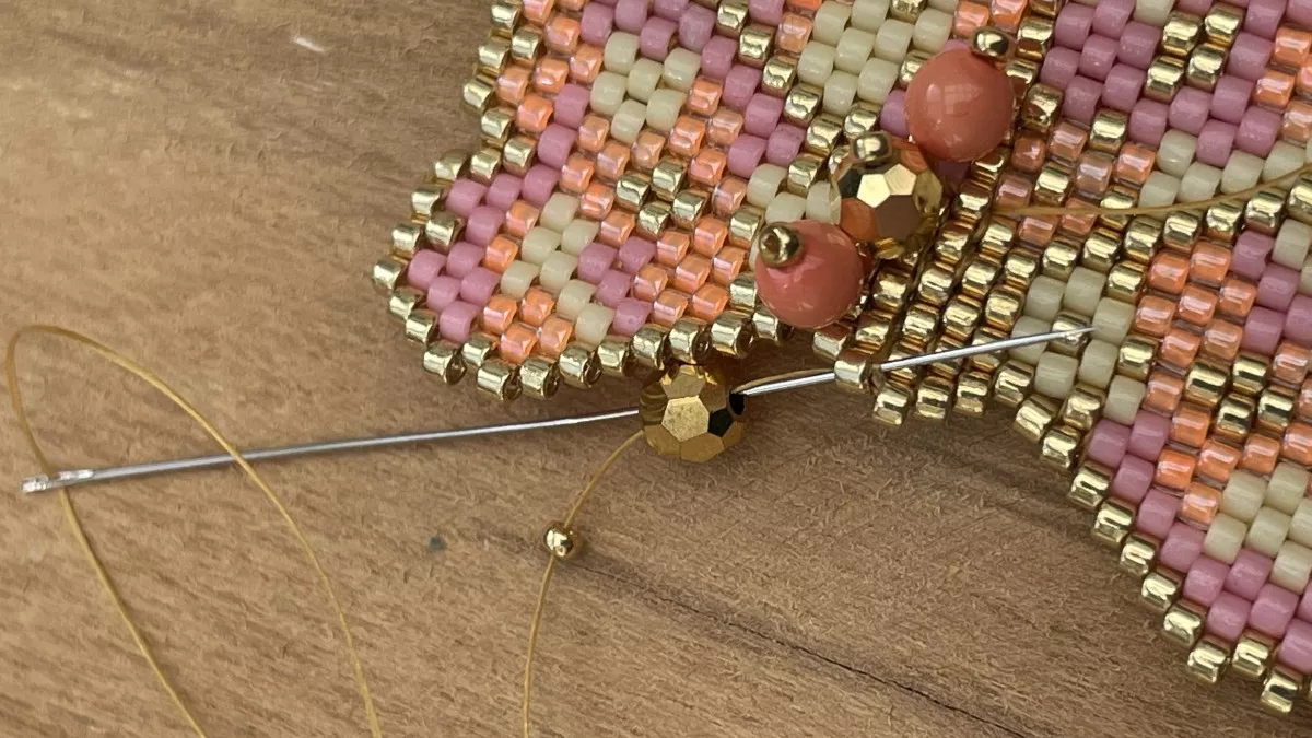 Boucles d'oreilles fleurs en tissage Brick Stitch : Etape 18