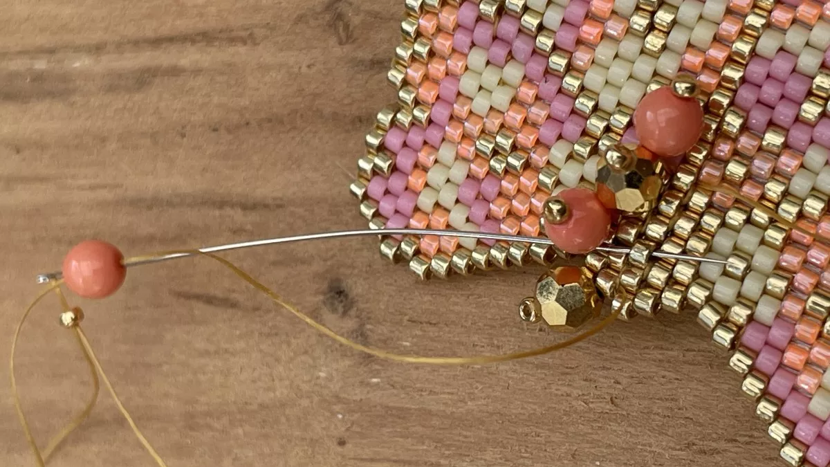 Boucles d'oreilles fleurs en tissage Brick Stitch : Etape 20