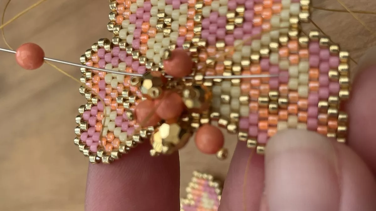 Boucles d'oreilles fleurs en tissage Brick Stitch : Etape 32