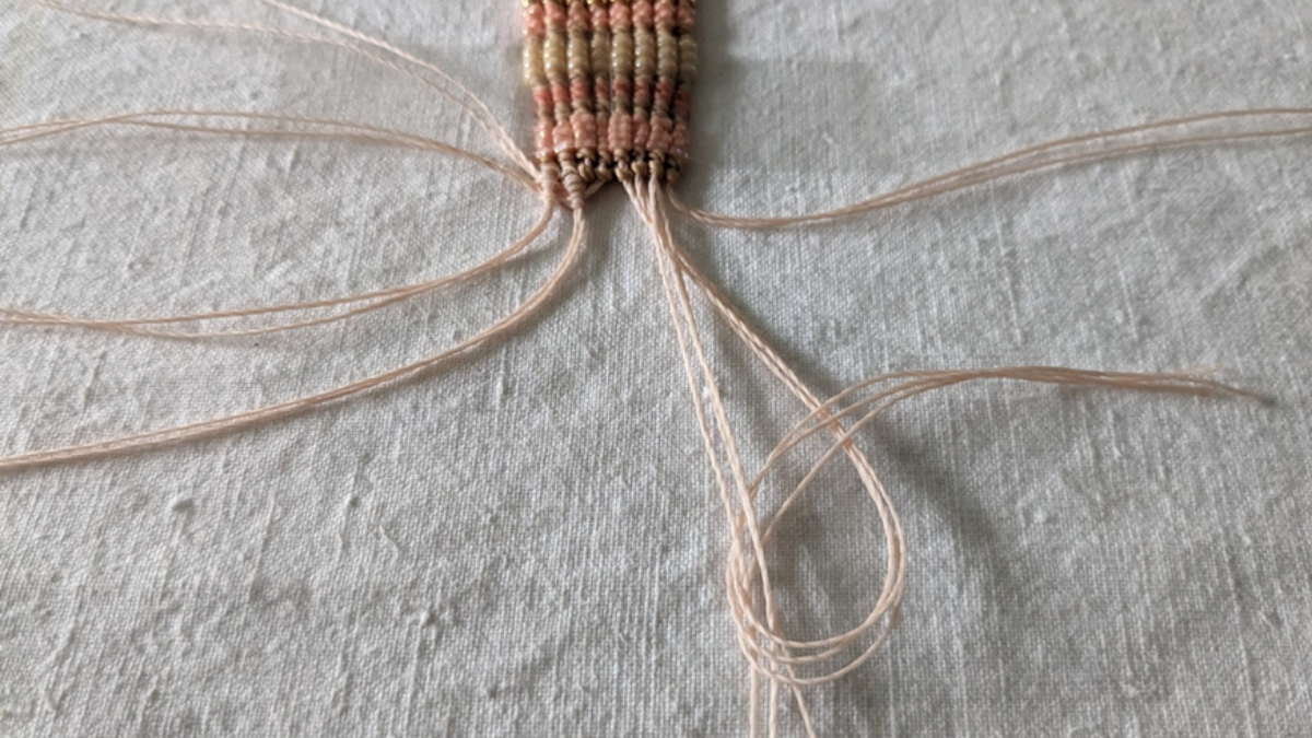 Bracelet avec tissage central et micro macramé : Etape 16