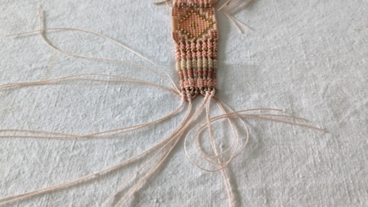 Bracelet avec tissage central et micro macramé : Etape 17