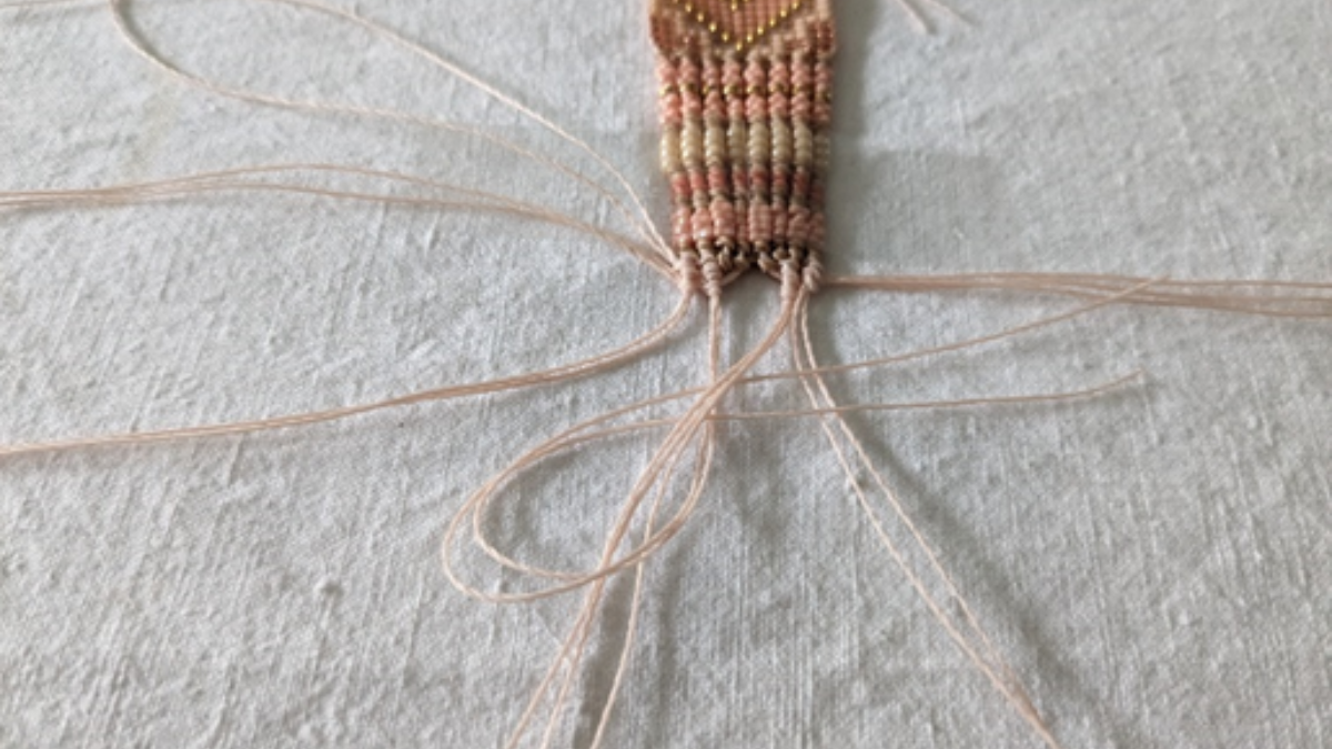 Bracelet avec tissage central et micro macramé : Etape 18