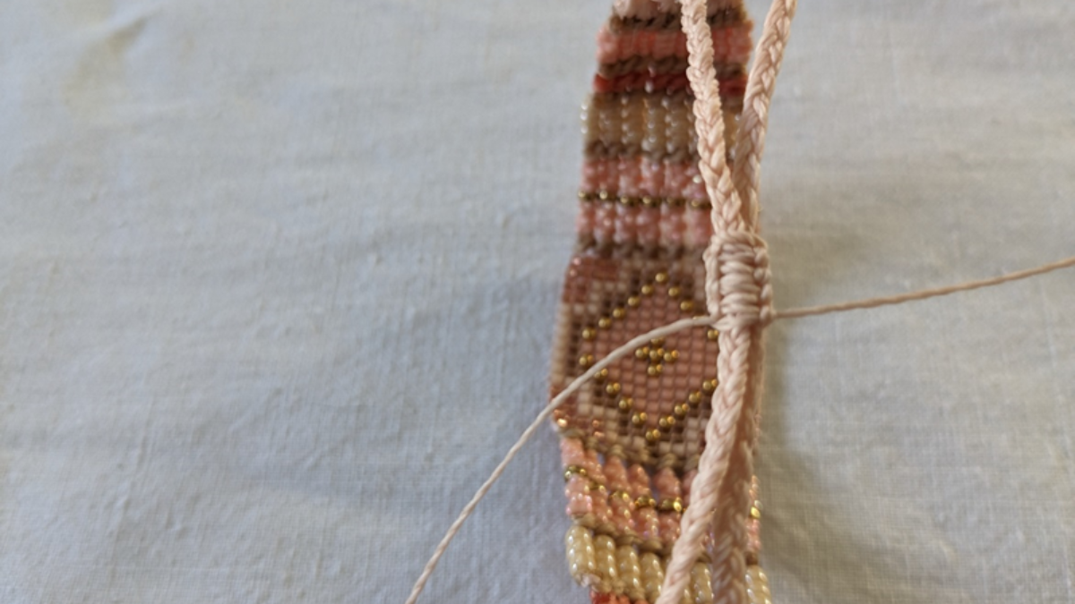 Bracelet avec tissage central et micro macramé : Etape 23