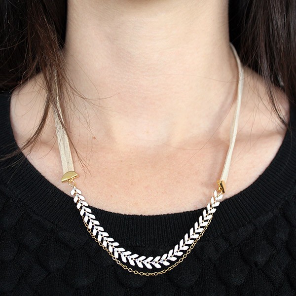 Schéma Collier multirang chaîne épis et lacet suédine