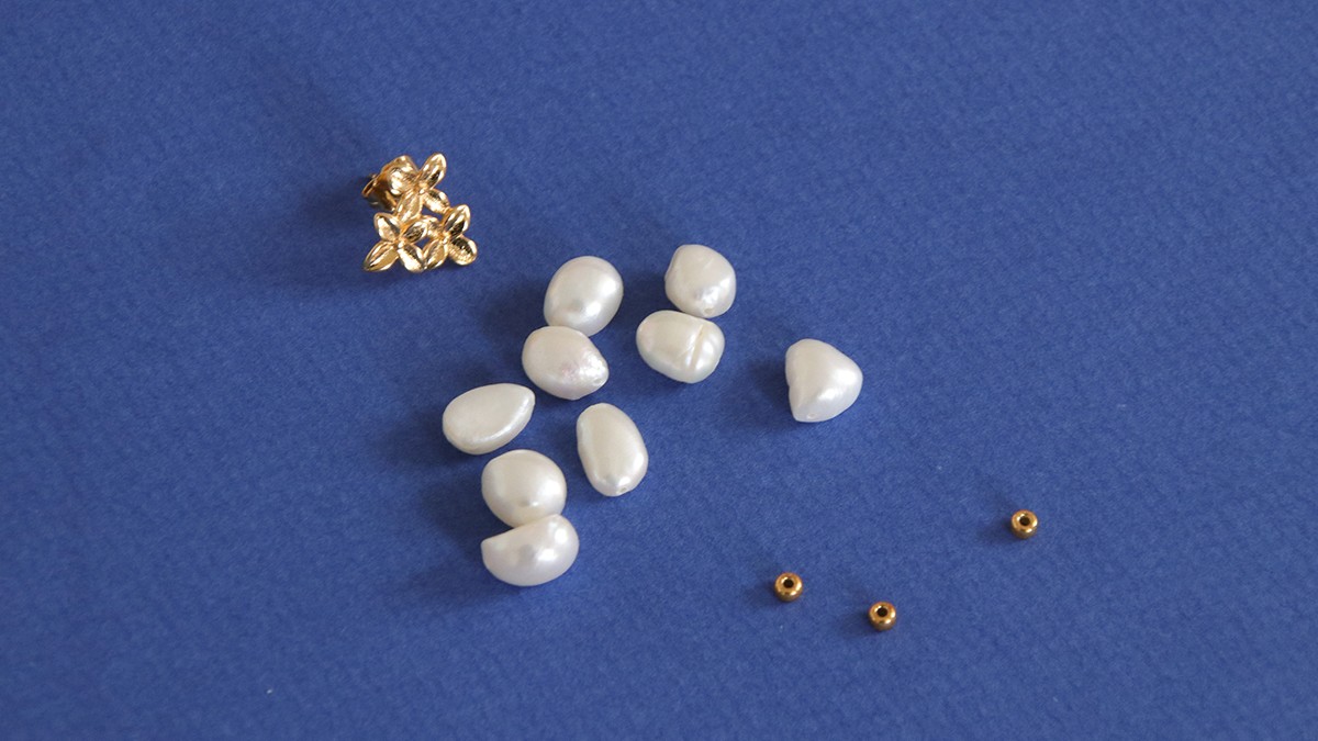 Boucles d'oreilles pendantes en perles d'eau douce : Etape 1 Boucles d'oreilles pendantes en perles d'eau douce : Etape 1