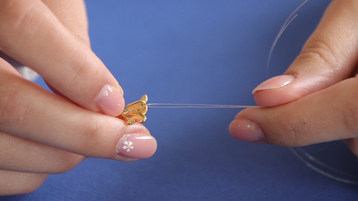 Boucles d'oreilles pendantes en perles d'eau douce : Etape 2 Boucles d'oreilles pendantes en perles d'eau douce : Etape 2