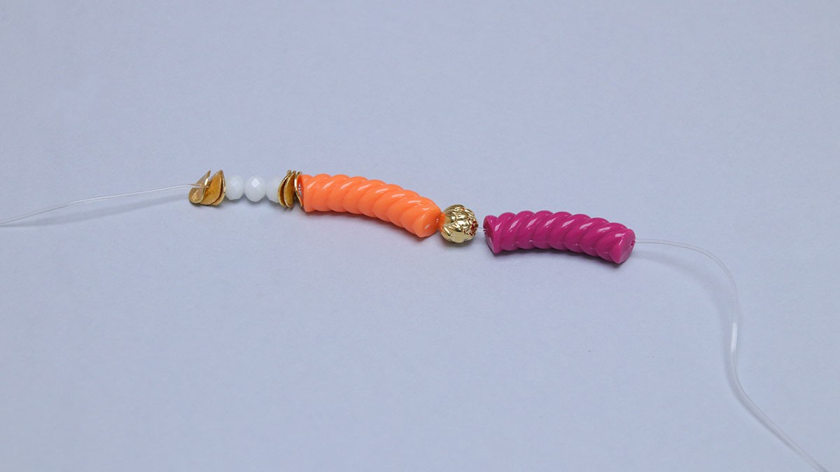 Bracelets élastiques avec perles tubes fantaisies : Etape 1 Bracelets élastiques avec perles tubes fantaisies : Etape 1