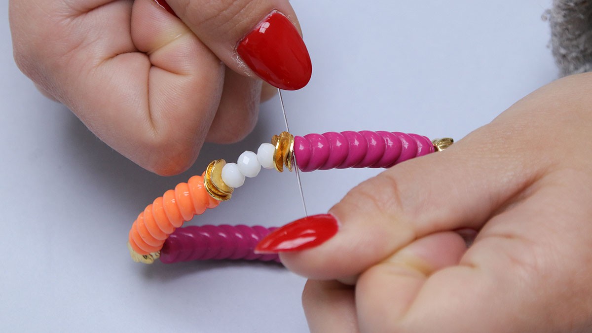 Bracelets élastiques avec perles tubes fantaisies : Etape 2 Bracelets élastiques avec perles tubes fantaisies : Etape 2