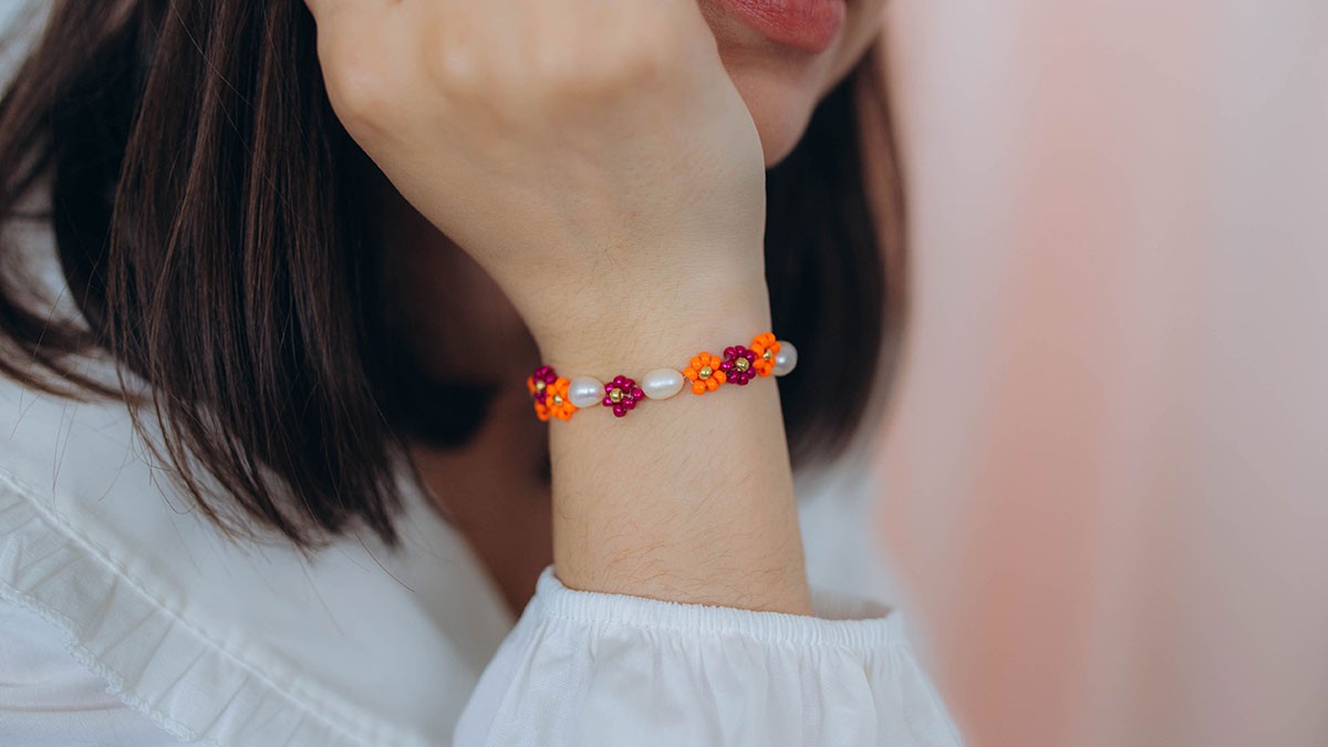 Bracelet de fleurs en rocailles et perles d'eau douce