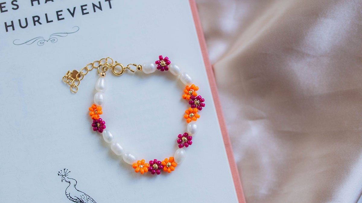Schéma Bracelet de fleurs en rocailles et perles d'eau douce Schéma Bracelet de fleurs en rocailles et perles d'eau douce