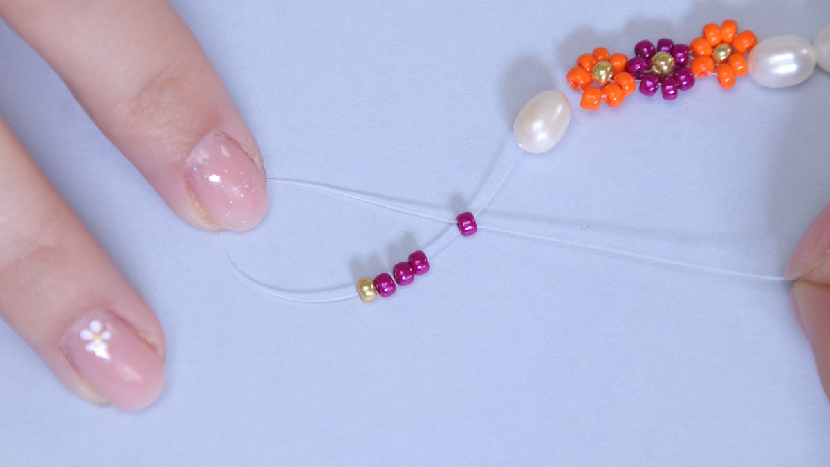 Bracelet de fleurs en rocailles et perles d'eau douce : Etape 2 Bracelet de fleurs en rocailles et perles d'eau douce : Etape 2