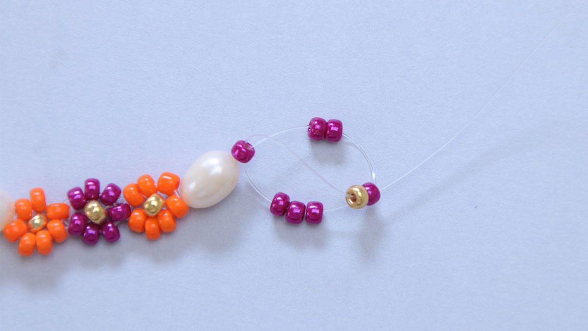 Bracelet de fleurs en rocailles et perles d'eau douce : Etape 3 Bracelet de fleurs en rocailles et perles d'eau douce : Etape 3