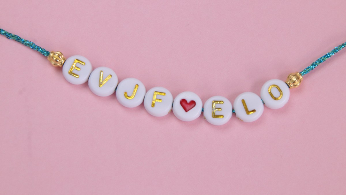Bracelets EVJF avec fil métallisé et perles lettres : Etape 1 Bracelets EVJF avec fil métallisé et perles lettres : Etape 1