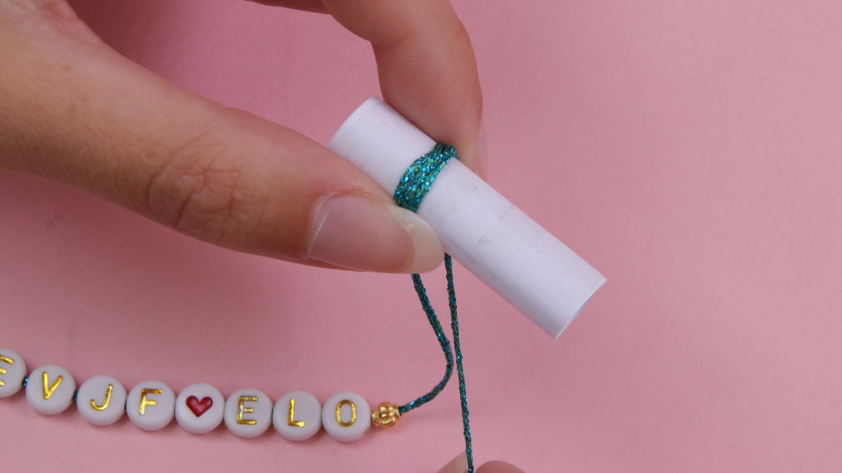 Bracelets EVJF avec fil métallisé et perles lettres : Etape 2 Bracelets EVJF avec fil métallisé et perles lettres : Etape 2