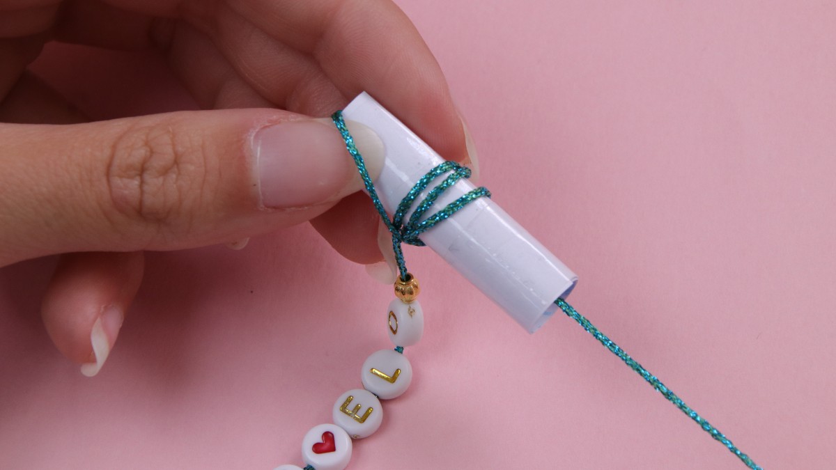 Bracelets EVJF avec fil métallisé et perles lettres : Etape 3 Bracelets EVJF avec fil métallisé et perles lettres : Etape 3