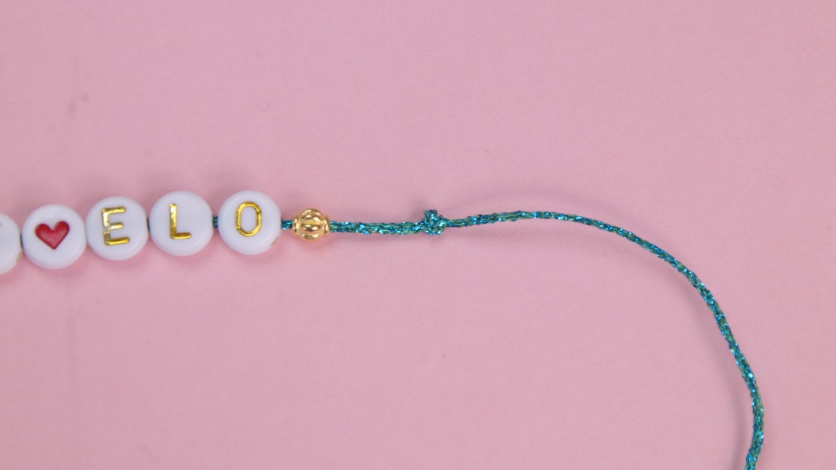 Bracelets EVJF avec fil métallisé et perles lettres : Etape 4 Bracelets EVJF avec fil métallisé et perles lettres : Etape 4