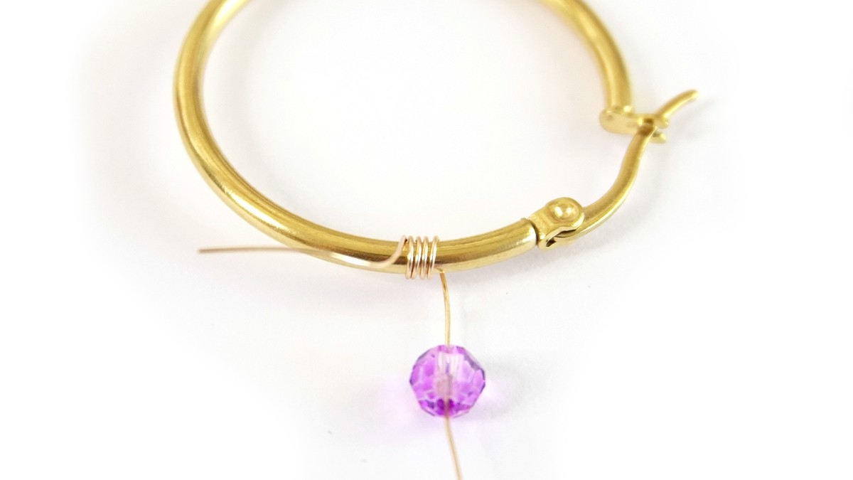 Créoles avec perles colorées dégradé de couleurs : Etape 1 Créoles avec perles colorées dégradé de couleurs : Etape 1