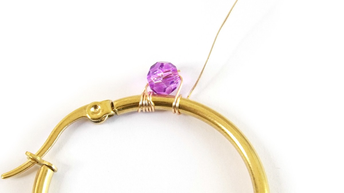 Créoles avec perles colorées dégradé de couleurs : Etape 2 Créoles avec perles colorées dégradé de couleurs : Etape 2