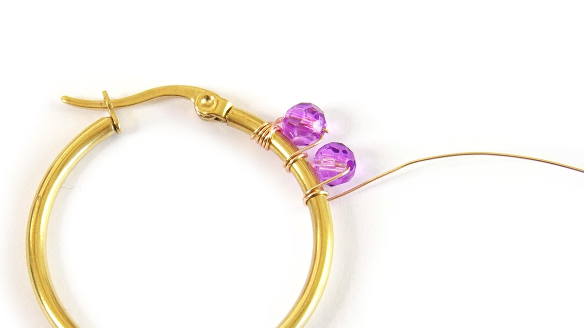 Créoles avec perles colorées dégradé de couleurs : Etape 3 Créoles avec perles colorées dégradé de couleurs : Etape 3